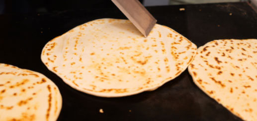 Piadina che cuoce sul testo